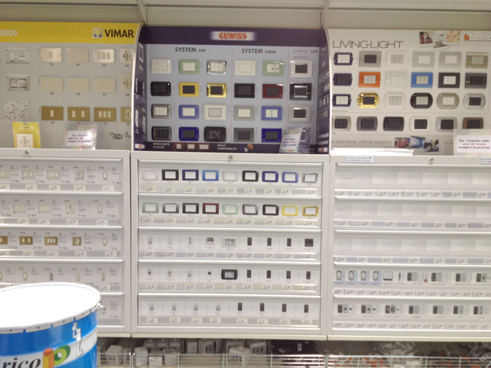 Cassettiere in metallo all'interno di Brico IO